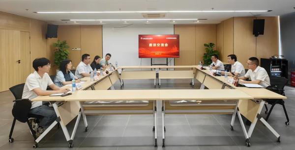 安义县委常委、常务副县长刘志伟一行赴安博电子调研座谈